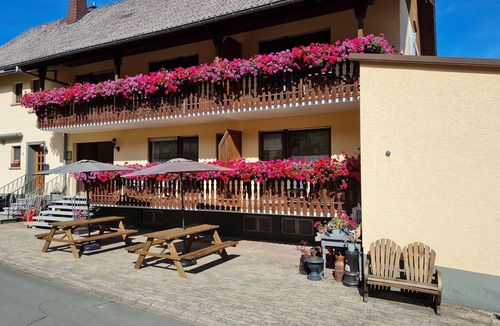Udersdorf Apartment | Zimmer 5, Boxspringbett, Dusche, wc, Balkon - Gasthaus Paula
