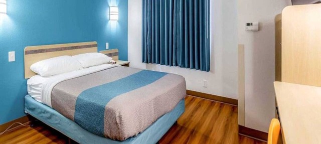 1 Queen Bed | Non-Smoking, Micfridge in Caseyville