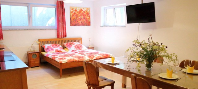 2 ample souterrain rooms with private bath in München