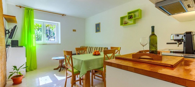 2-bdr apt with shared garden, 3 min walk to beach in Split