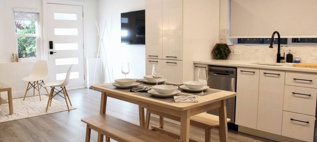 2 BDR Stylish Comfort Parkside in Vancouver