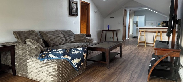 2-bedroom studio sunny bright north hill location. in Pendleton