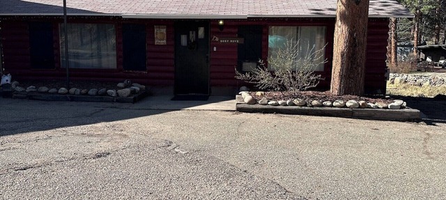 2bed 1bath unit with deck and hot tub, on the river 5 min to Estes park in Drake