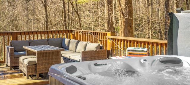 3-bedroom Boone cabin with cozy mountain vibes & hot-tub in Boone