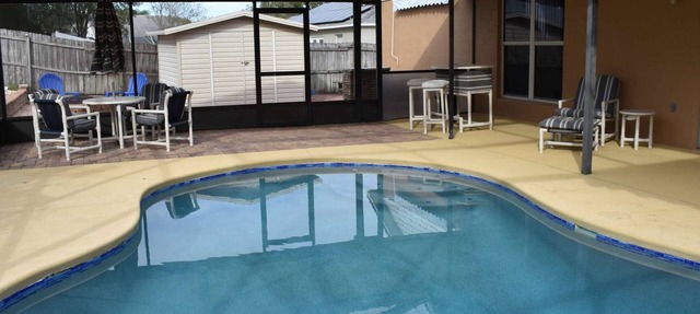 3bed/2bath pool home, sleeps 8 guests, great location, private/sunny aspect. in Davenport