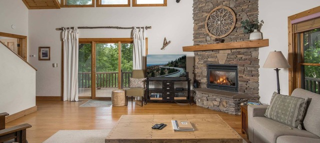 4 BR Home with Grandfather Mountain Views, Hot Tub, Game Room & Spacious Decks in Seven Devils