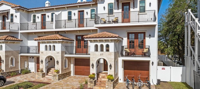 4 En-Suite Bedrooms 1 Block to Ocean Elevator, Chef's Kitchen & Game Room in Jacksonville Beach