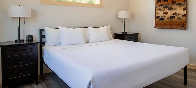 4 Spacious Units w/Large Picture Windows. Pet-friendly, Outdoor pool, Parking in Boardman