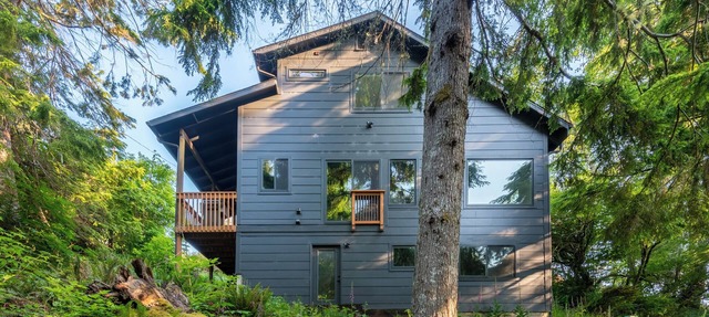5 min walk to beach. Gorgeous outdoor sauna, stylish interior, pet friendly. in Neskowin