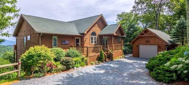 A Bear's Eye View - 10 min to Boone, Views, pets OK, pool table, hot tub! in Blowing Rock