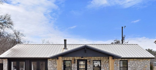A beautiful and functional central Texas hideaway with large outdoor deck in Blanco