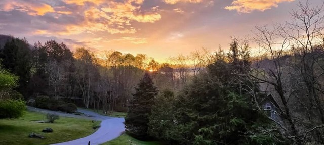 A Sunrise Summit - 4BR, 3BA - Hot Tub, Pets in Seven Devils