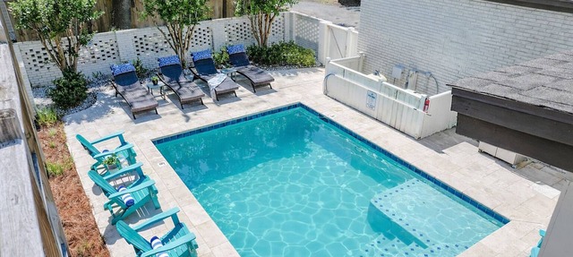 A Wave From It All: Private Heated Pool, Putting Green, Walk to East Beach in Saint Simons Island