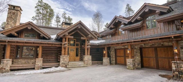 Abode at Timber Ridge, ski-in/out luxury home, private hot tub in Teton Village
