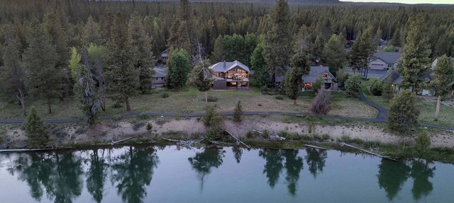 AC, on the Deschutes River, Luxury, quiet neighborhood, 5 star views! in Bend