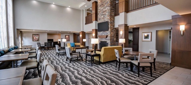 ADA King Suite w/Breakfast, Pool & More! in Holland