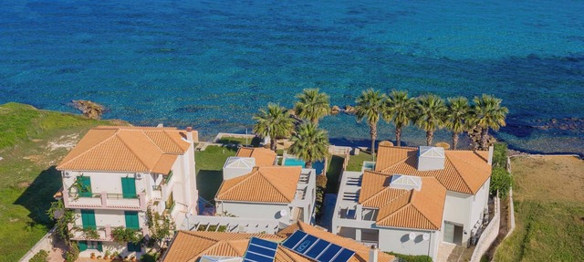 Agapi Deluxe Residence, with Pool & Beach Access in Drosia