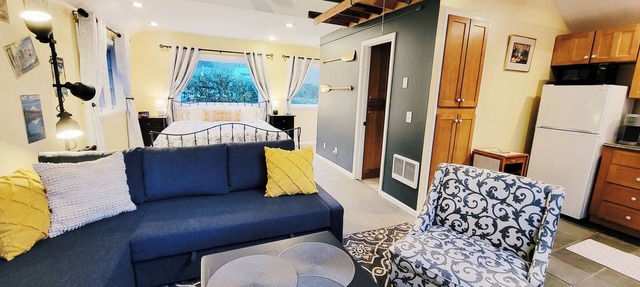 All the amenities of home with no cleaning fees and first breakfast included! in West Linn