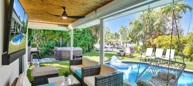 Amazing 5 bed house w pool, jacuzzi and your own boat in Lighthouse Point