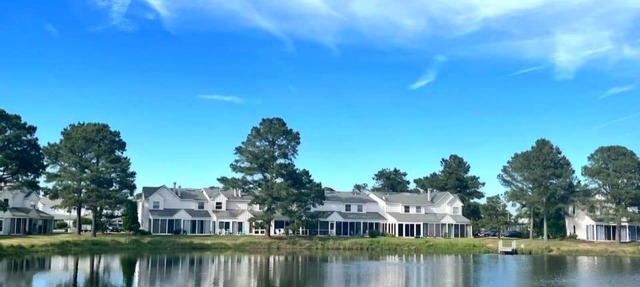 Amenities galore minutes to beach waterfront townhome w sister property in Selbyville