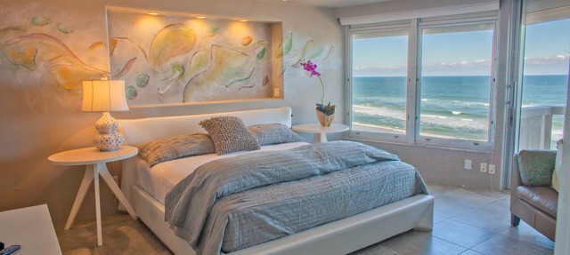 Artist owned 7th floor paradise! DIRECT Oceanfront! Meet an Octopus! 🐙 in Ormond Beach