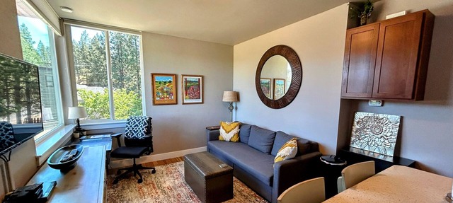 Awesome location/place: River trail, Old Mill District, easy drive to the Mt. in Bend