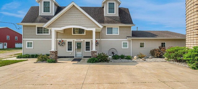 Barn Swallow – Spacious, Private First Floor in a Historic Dairy Barn in Byron Center