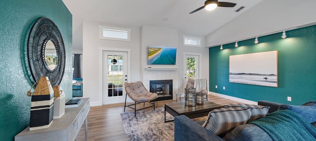 Bay Bliss Bungalow | 65" Smart TV, Lanai + Electric Bikes! in Sarasota