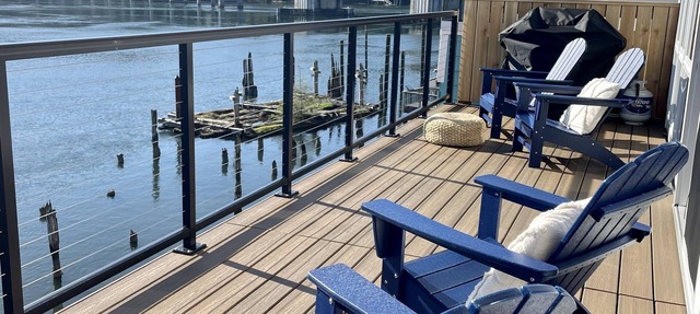 Bay Window River Views Private Deck In the heart of Old Town in Florence