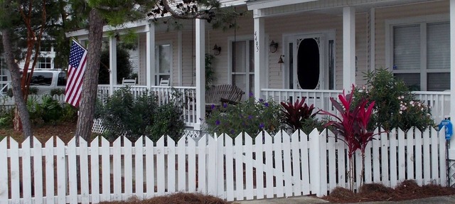 BEACH COTTAGE 3BR , GOLF CART W/HOUSE, PORCH SWING ,POOL 30 STEPS AWAY, PETS LOV in Destin