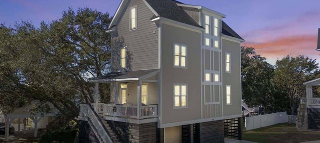 Beachfront Elegance: Pet-Friendly Home Steps in Murrells Inlet