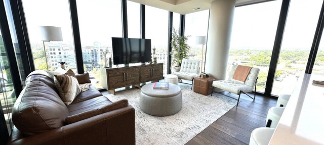 Beautiful 2 Bedroom Executive Corner Apartment in Edina