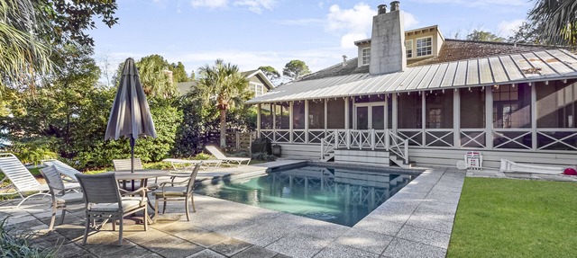 Beautiful Cottage with Private Pool & Large Screened porch in Village Area in St Simons Island