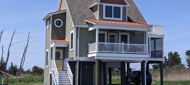 Beautiful elevated new beach house-1 minute drive to the beach! in Milford