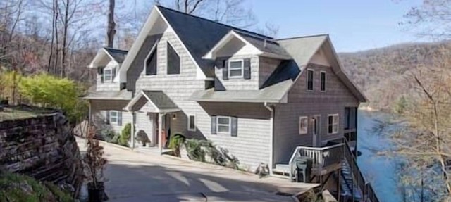 Beautiful Mountain Lakefront Home Lake Nantahala, North Carolina, USA in Topton