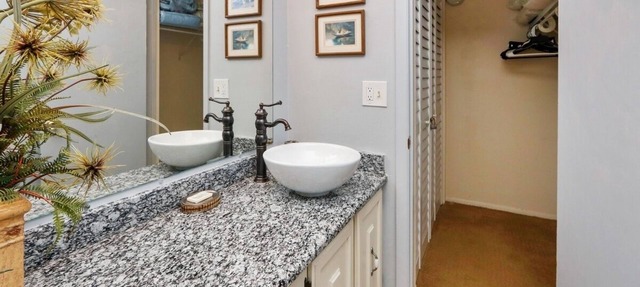 Beautiful one bedroom condo on Siesta Key. minutes from Siesta key Beach! in Siesta Key