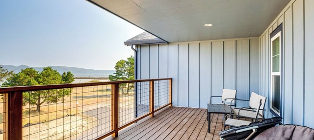 Beautiful Water Views: Coastal Oregon Townhome! in Hammond
