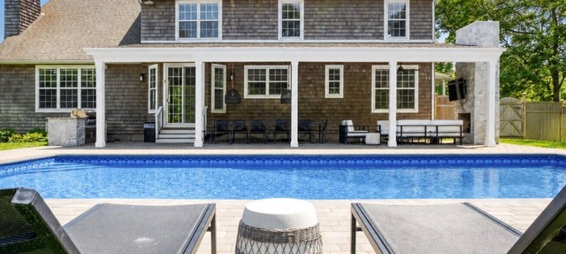 Beautifully renovated home, entertainers dream, saltwater pool and spa,. in Southampton