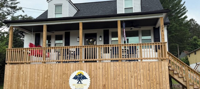 Big Country Escape - 4 Bedroom, Pet Friendly Retreat in Bluewell, Near Trails in Bluefield