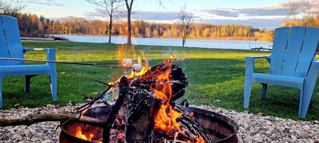 Blue Heron Point Lake front retreat - Hot Tub, Kayaks, Fishing, Pool Table in Edmore