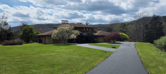 Bluestone Manor-spacious mountain home for your next adventure in Nimitz
