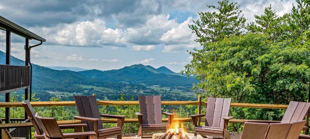 Breathtaking Mountain Views, Propane Fire Pit, Minutes to Nat’l Park. Sleeps 8. in Sevierville