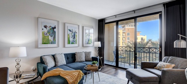 Breathtaking views, of the Lake, Mountains and Pool, luxurious 1 bed 1 bath apt. in Henderson