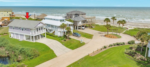 Bright & Airy 3rd Row Home w/Gulf Views, 2 Decks, Outdoor Shower, Free Wifi in Galveston