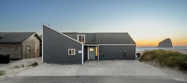 Bright and Airy Beachfront Bungalow w/hot tub overlooking Haystack rock! in Cloverdale