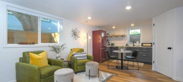 Bright and Modern Basement Apartment ✿ DT Neighborhood in Vancouver