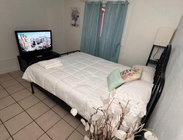 Central Phoenix Value Stay Blue Room in Phoenix