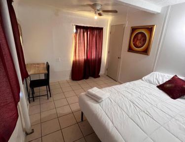 Central Phoenix Value Stay Red Room in Phoenix