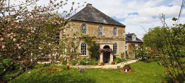 Chapel Cottage, spacious light and airy cottage in the Cotswolds AONB in Cirencester