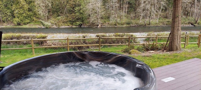 Charlies Riverfront Cottage in Molalla